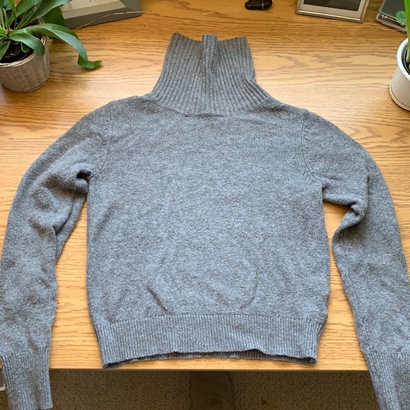 Brandy Melville Sweater - Picture 1 of 2